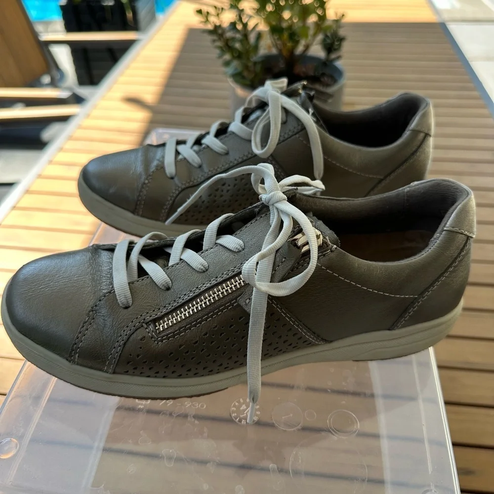 Earth Origins Etta Zip Sneaker Platinum Metallic Comfort Walking Shoe Size 8 ✨